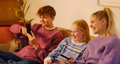 Familie koser seg med TV