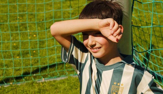 Gutt på en fotballbane.