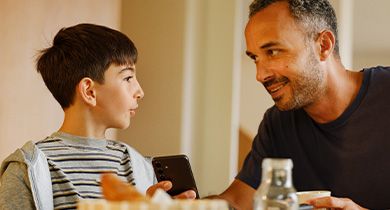 Mann sitter i stop og ser på laptop