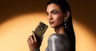 en dame poserer med en motorola signature mobiltelefon i hånden