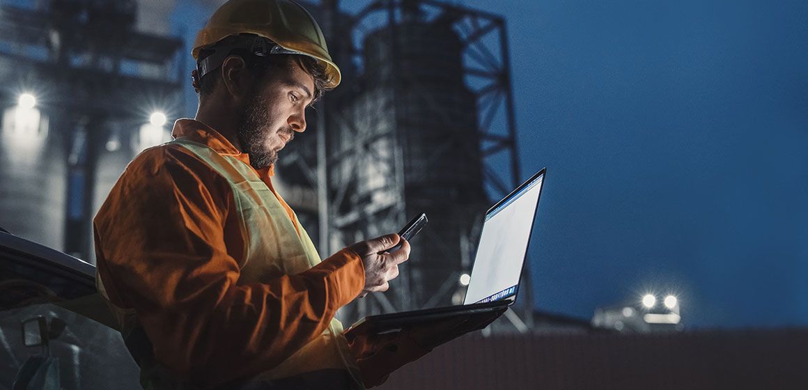 industridagen 2024 - Arbeider med laptop og mobil