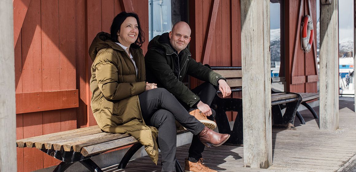 IT-drift - IT-avdelingen i Fjord1 sitter på benk i Florø havn og smiler