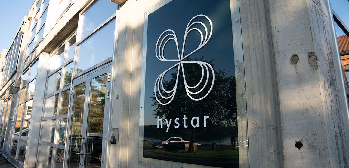 Hystar-logo på en glassdør