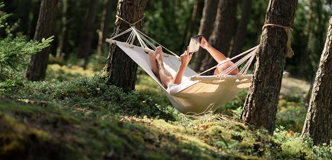 Sommertips - digitale råd for ferien - mann i hengekøye