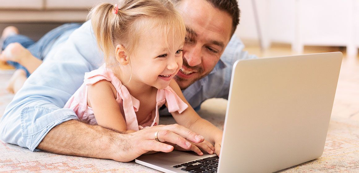 Fremtidens barnehage - Barn og voksen ser på laptop