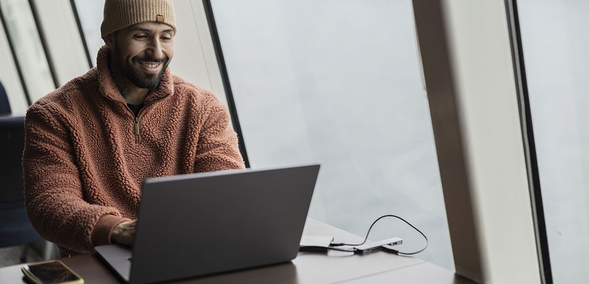 Person arbeider på laptop