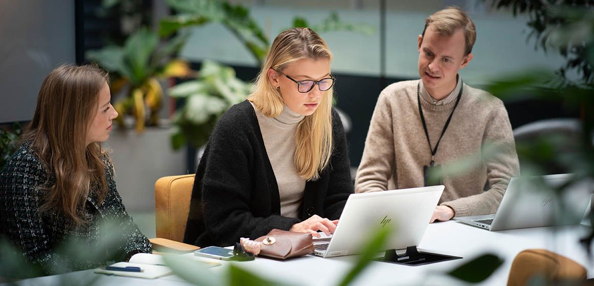 Telenor-kollegaer sitter og jobber