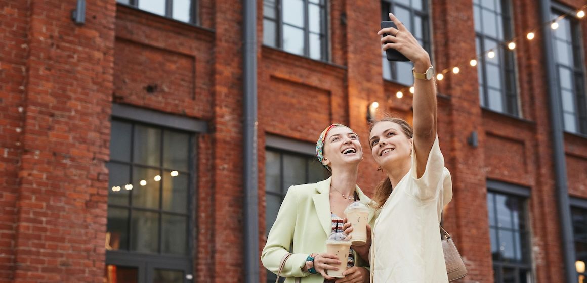 To venninner tar selfie i byen