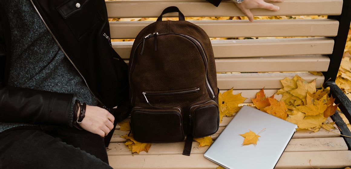 Bilde av mac på en benk