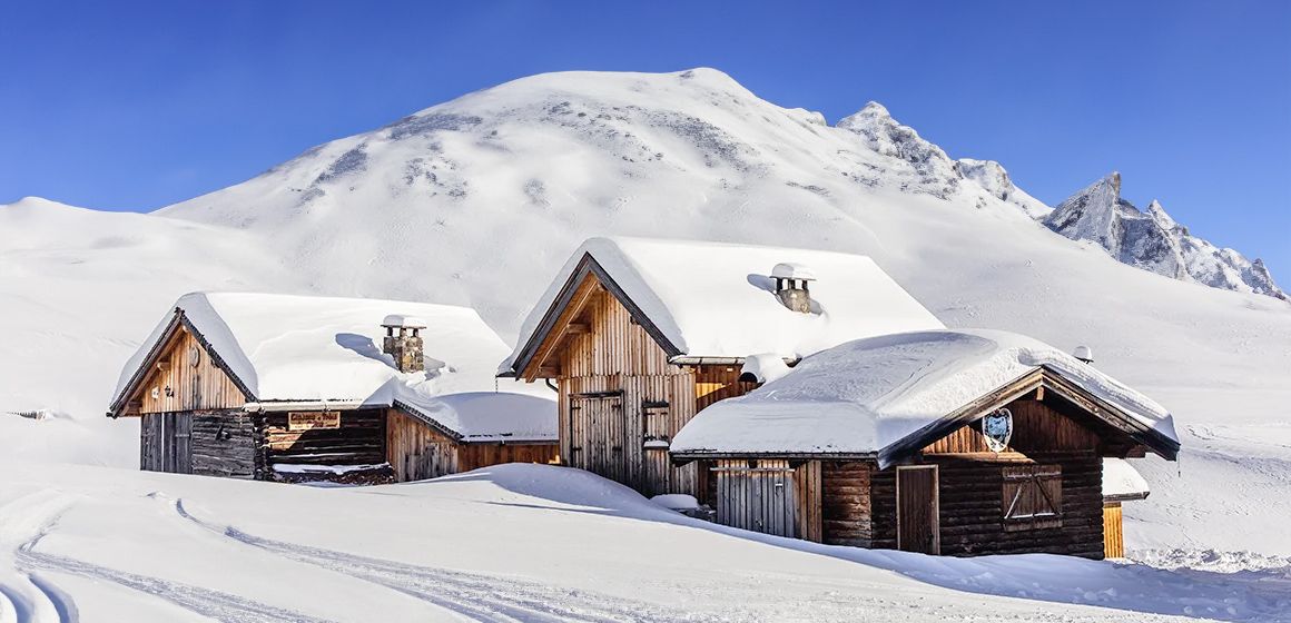 Når snøen laver ned er det lurt med aktiviteter på hytta.