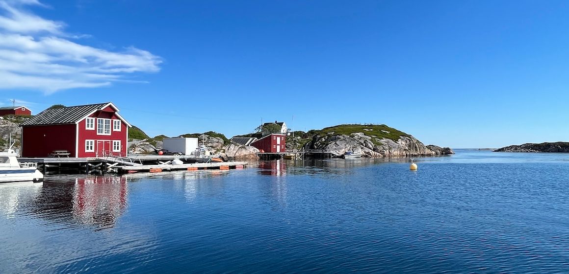 5G hytte ved sjøen på en sommerdag