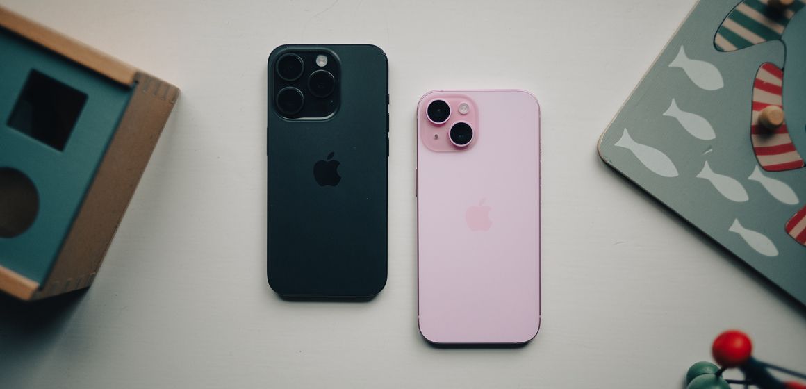 iphone 15 og 15 pro svart og rosa