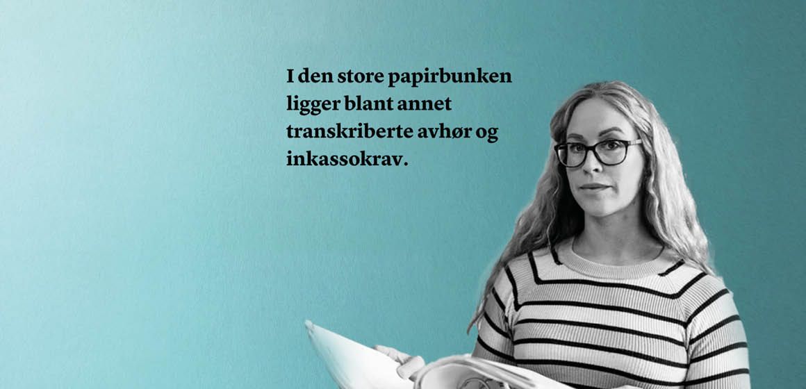 Bilde av Janne med teksten: I den store papirbunken ligger blant annet transkriberte avhør og inkassokrav