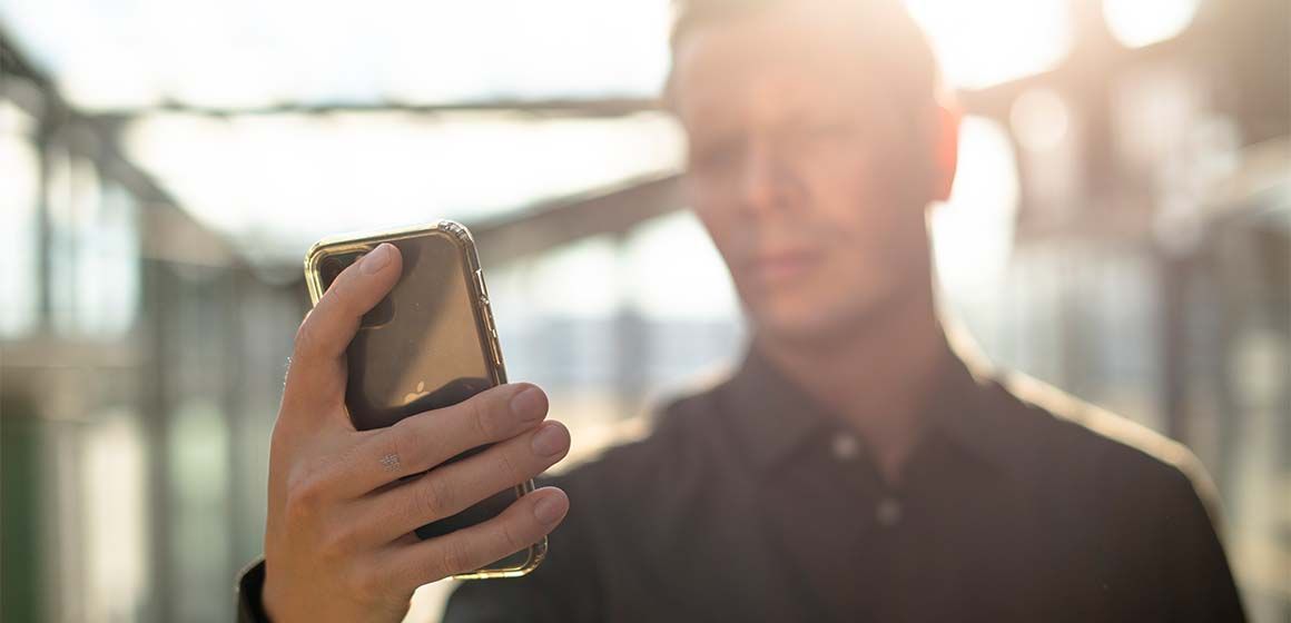 thorbjørn busch i telenors sikkerhetsavdeling holder en mobil i hånden ny svindeltjeneste