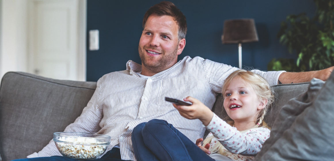 To på sofa med popcorn og fjernkontroll