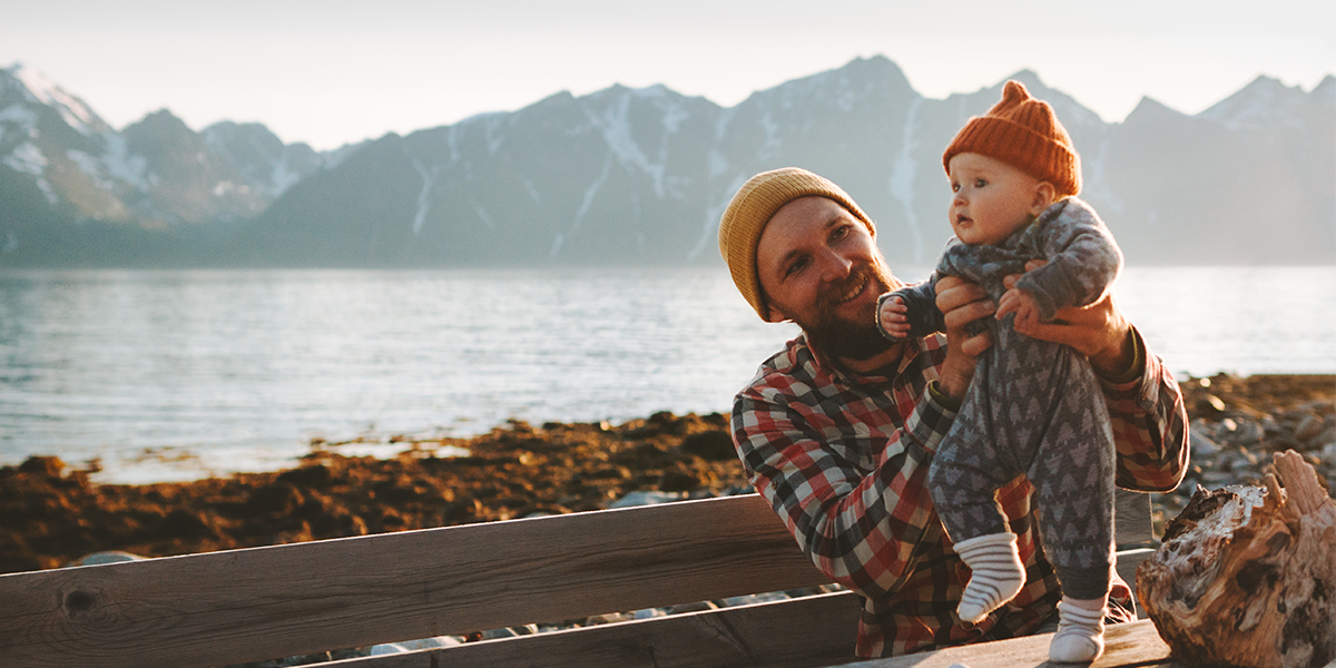 Bilde av en pappa med baby ute på reise