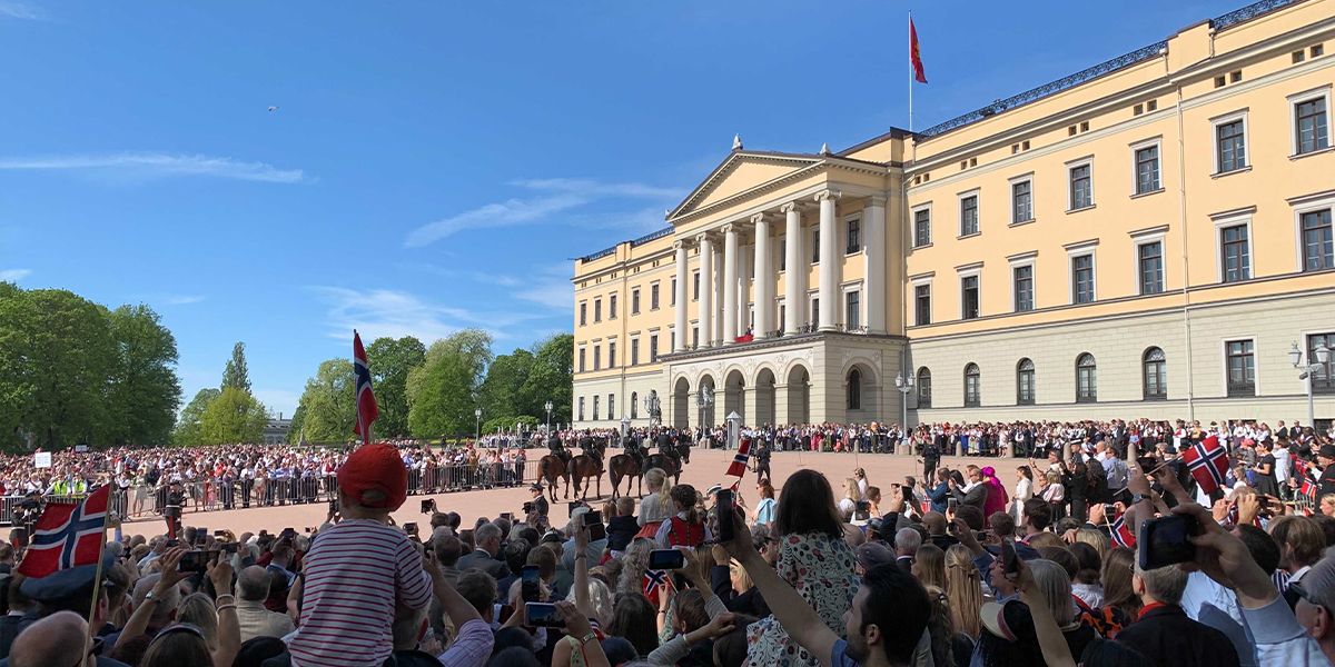 tog ved slottet 17. mai