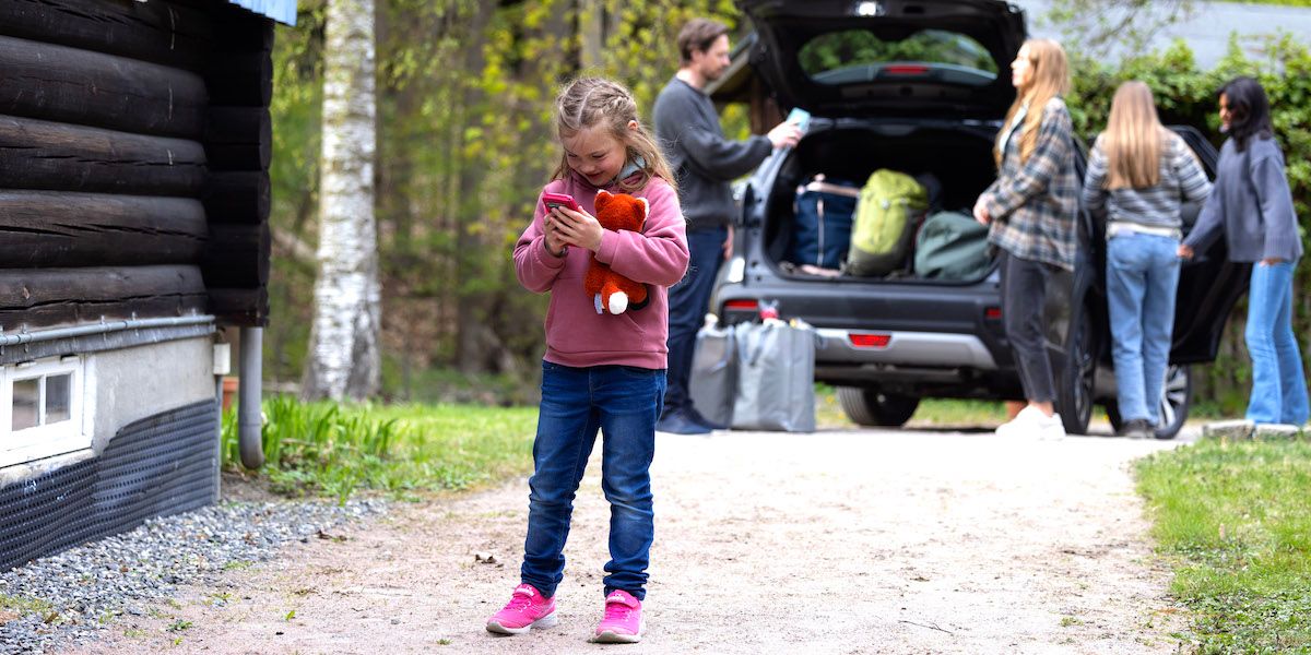 Jente holder sin første mobil