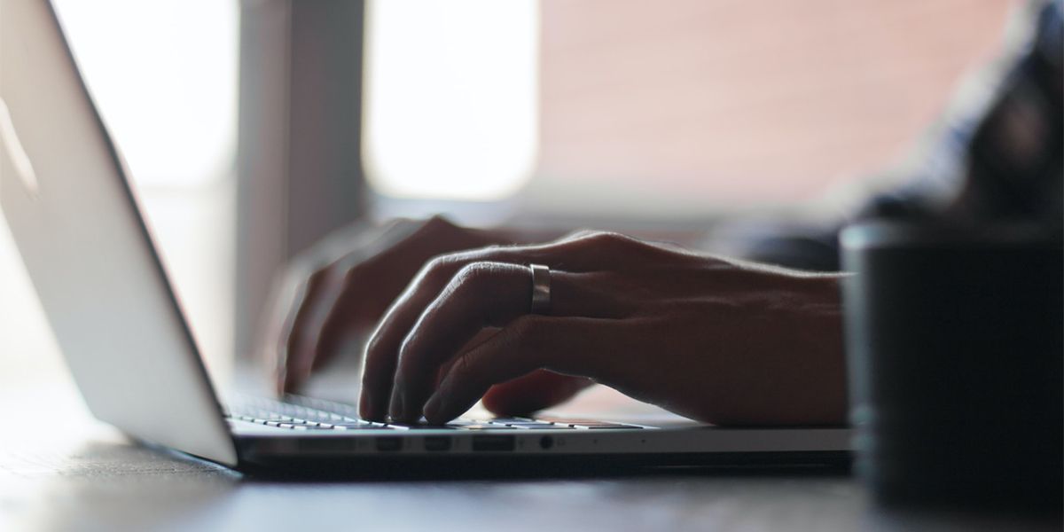 stort datainnbrudd hender på laptop