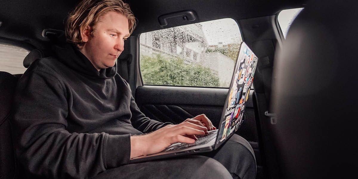 Daniel sitter i bilen med PC på fanget