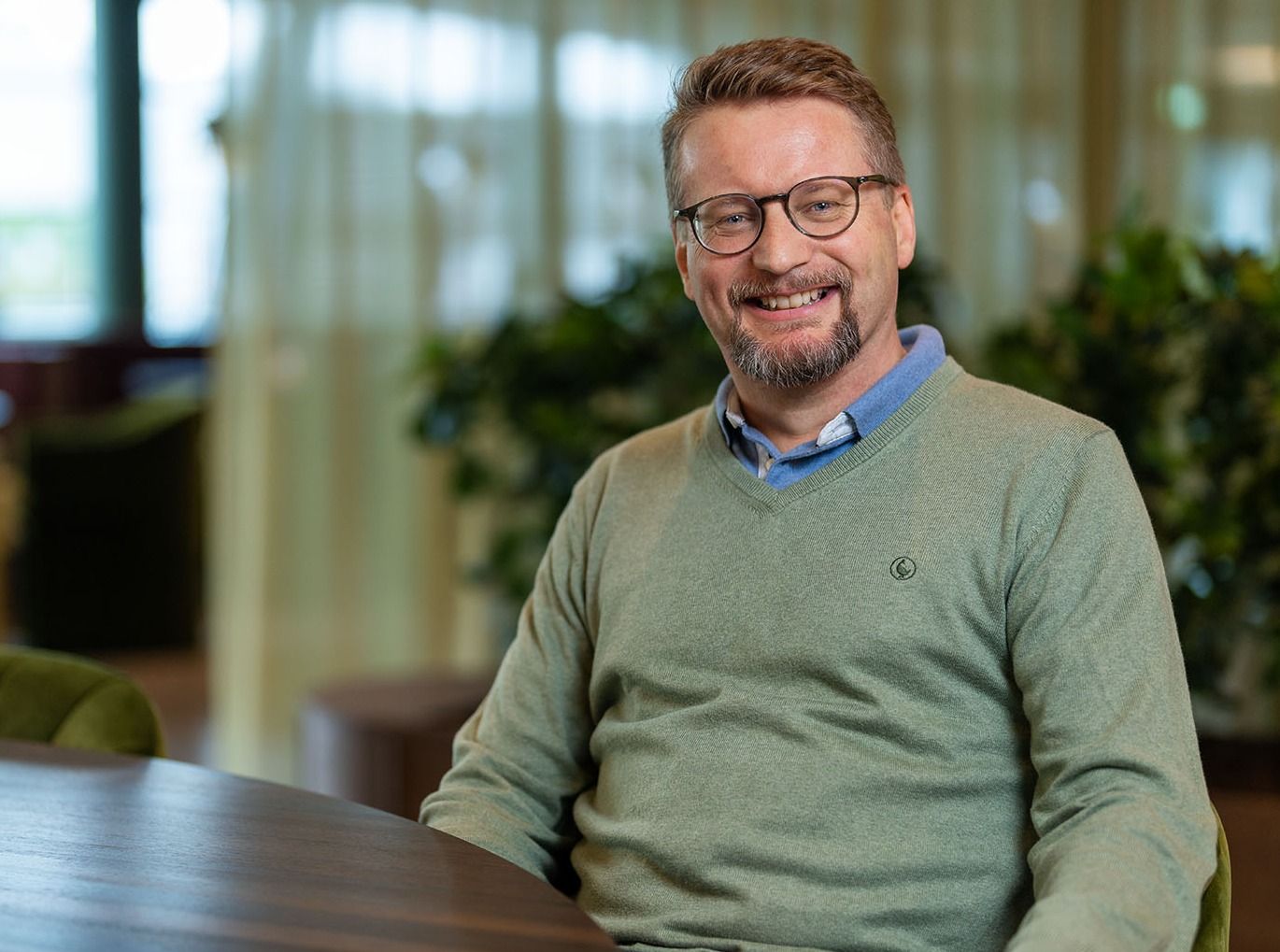 Kjetil sitter ved et bord i kaféen Expo på Fornebu