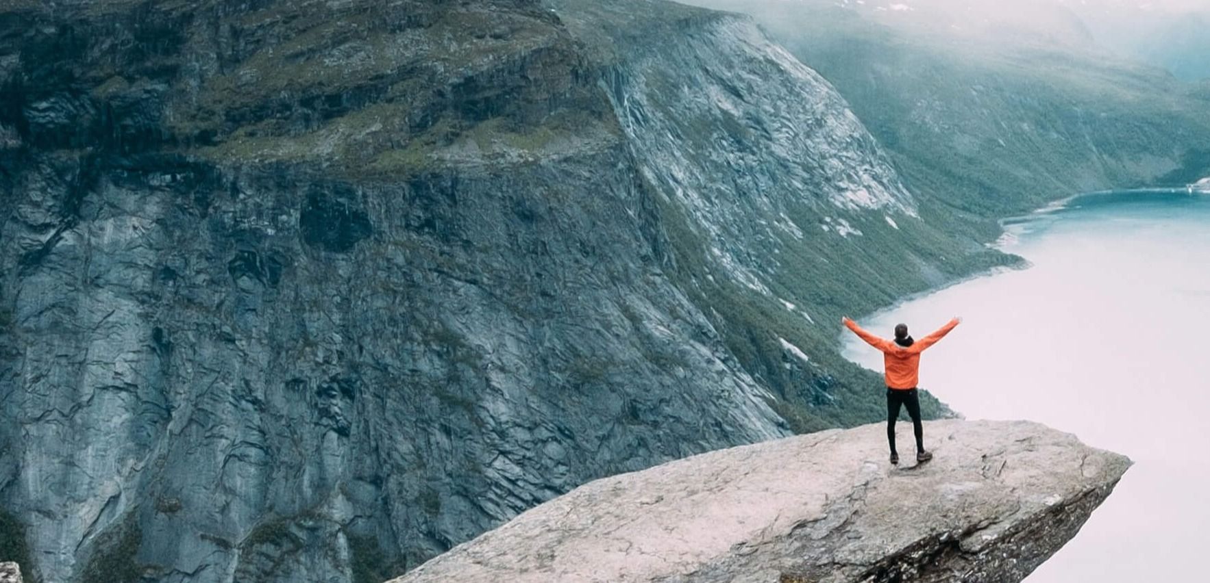 Kvinne på trolltunga som har norges største mobilabonnement