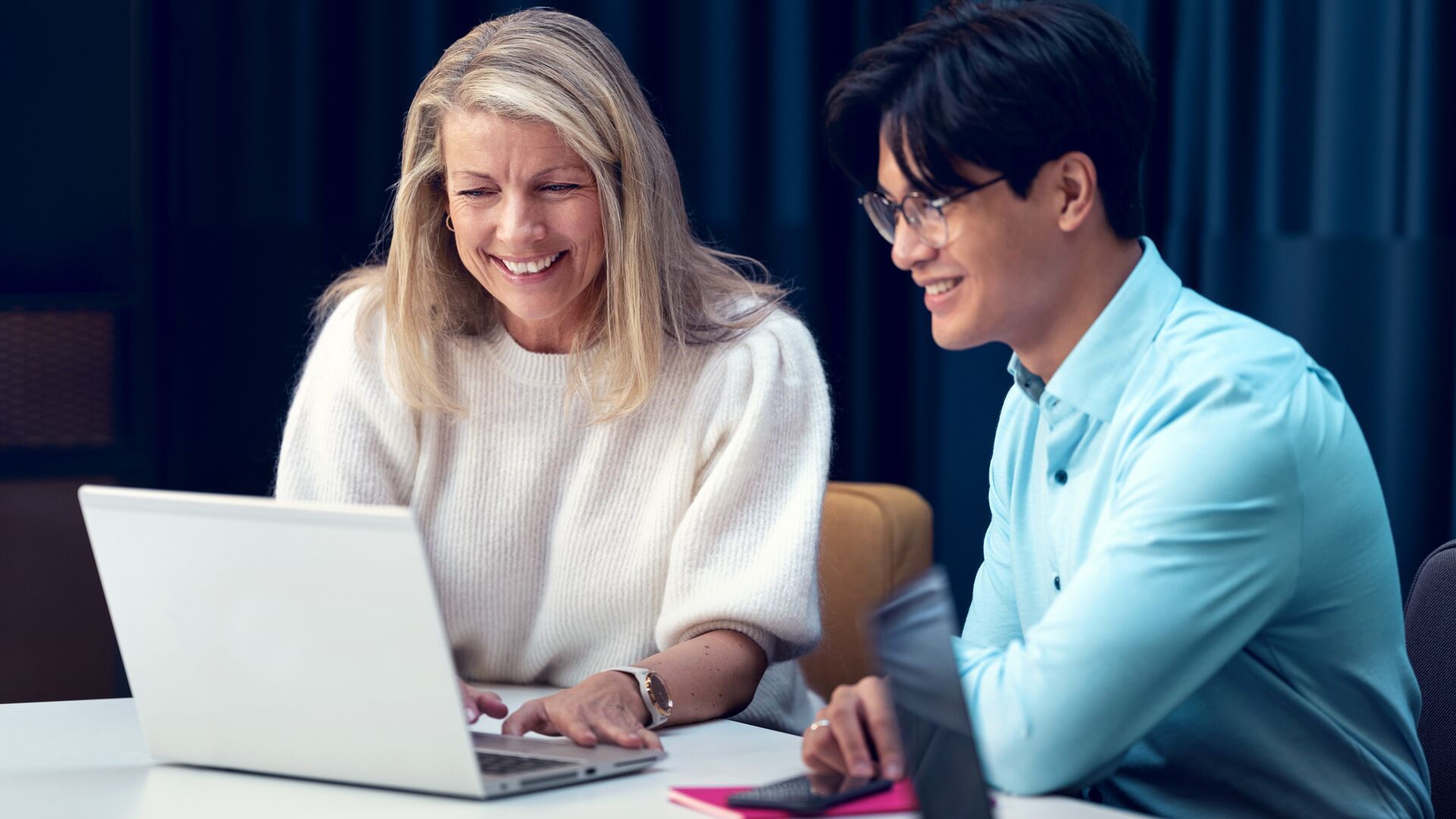 Kvinne og mann på kontor