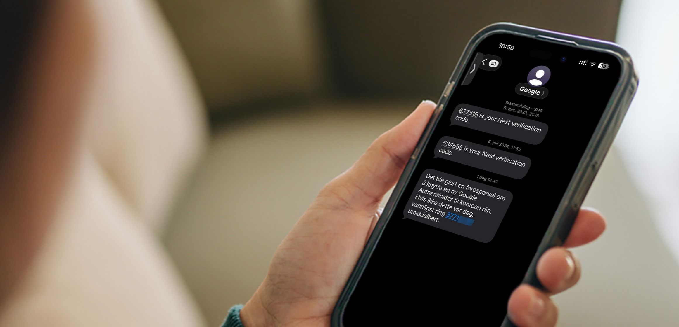 En hånd som holder en mobil med mistenkelige svindel-meldinger
