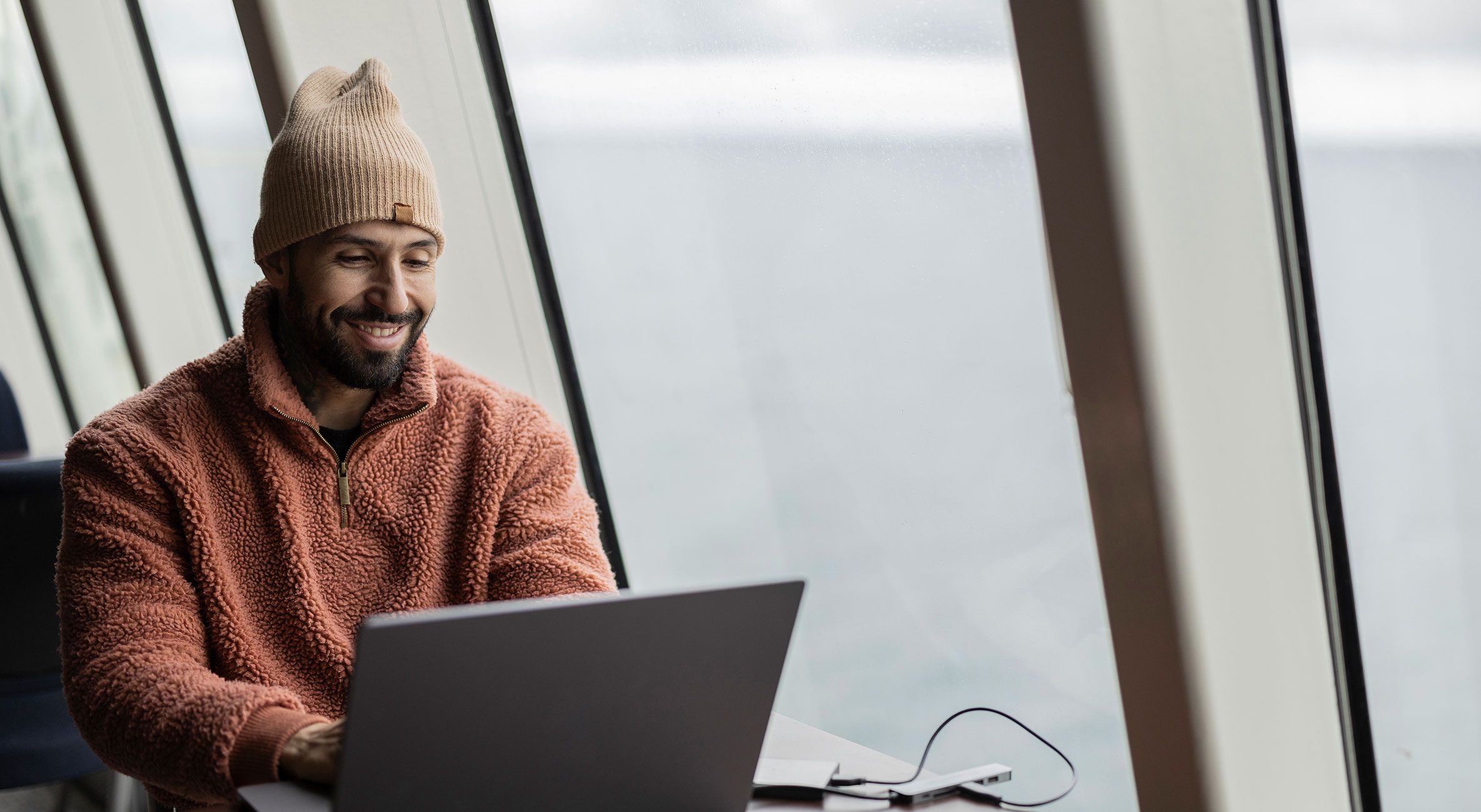 Person jobber på laptop