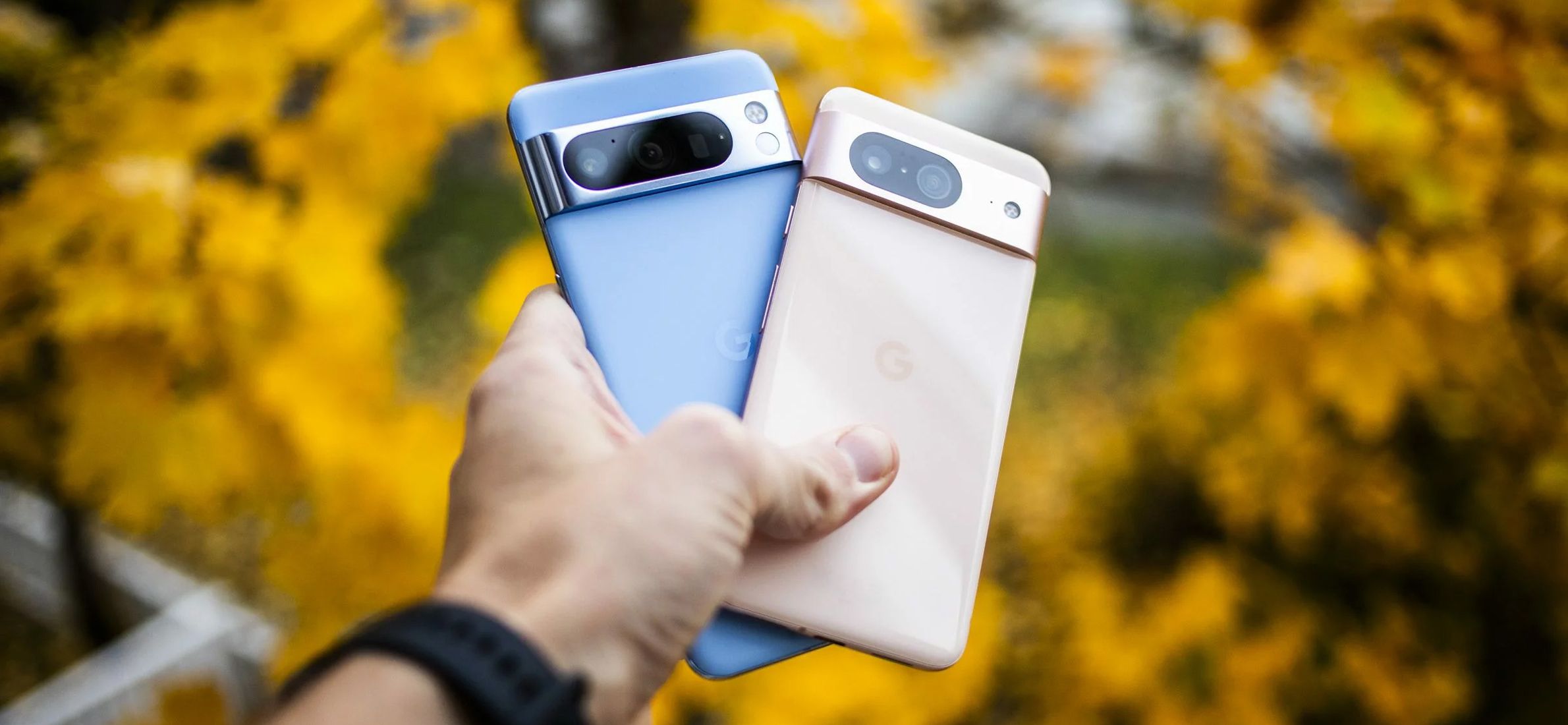 google pixel 8 og 8 pro hånd holder nye mobiler