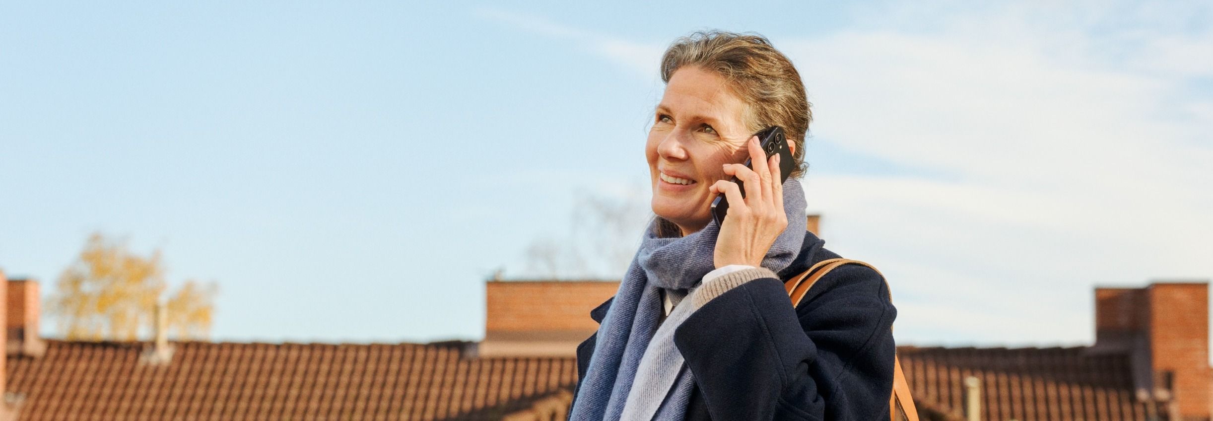 Dame på strand bruker 2G-nettet