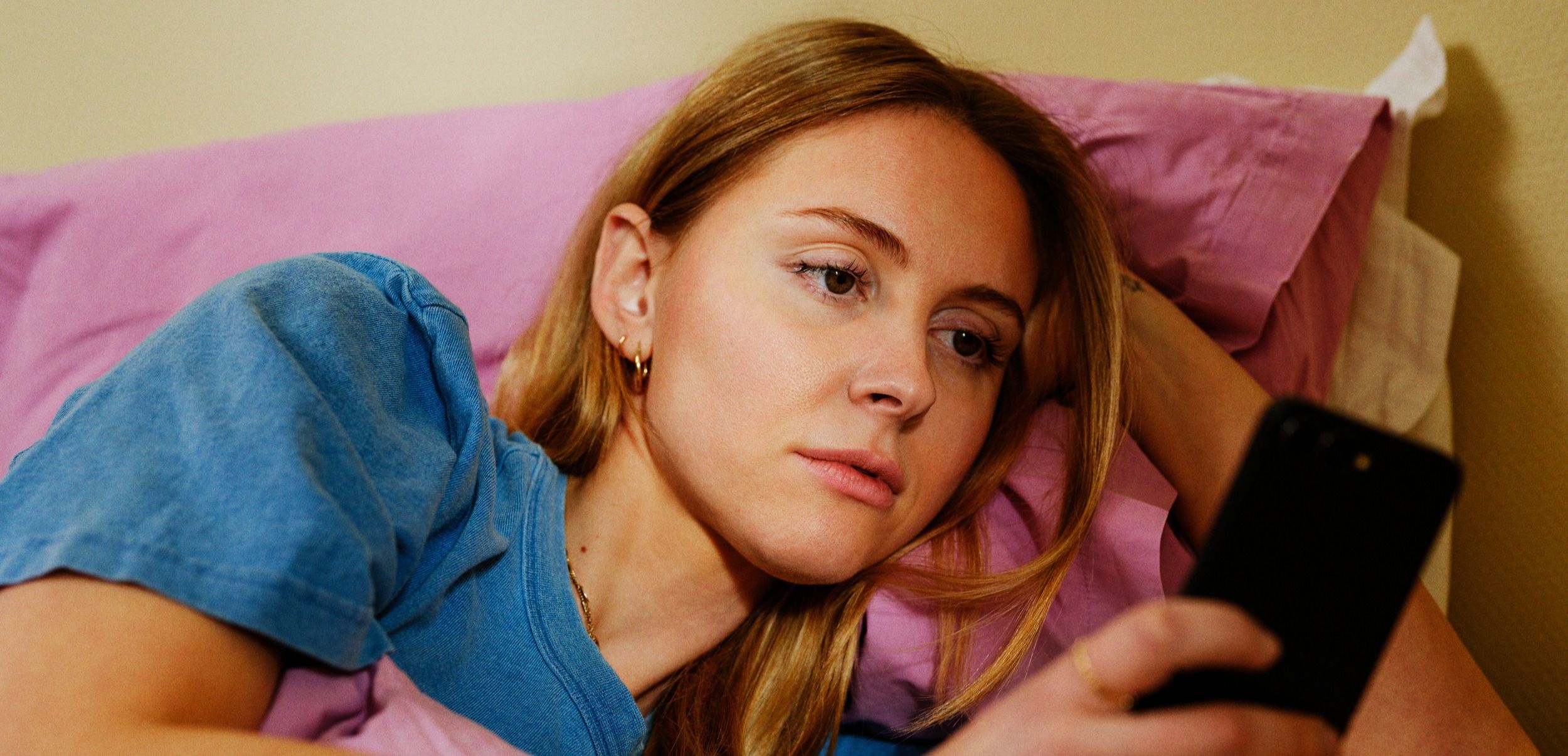 Kvinne med mobilskrekk