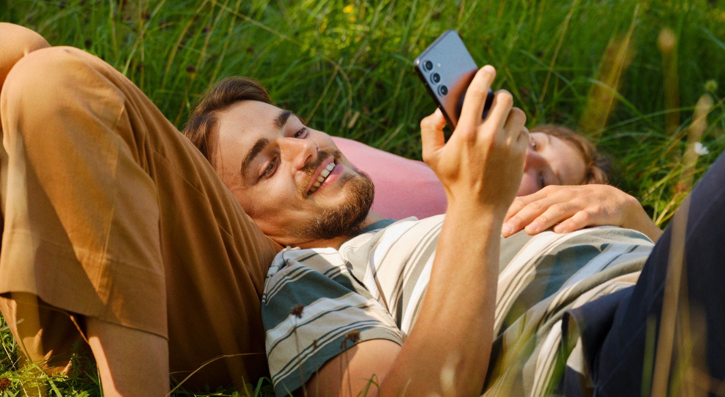 Dame som tar bilde av seg selv med telefon
