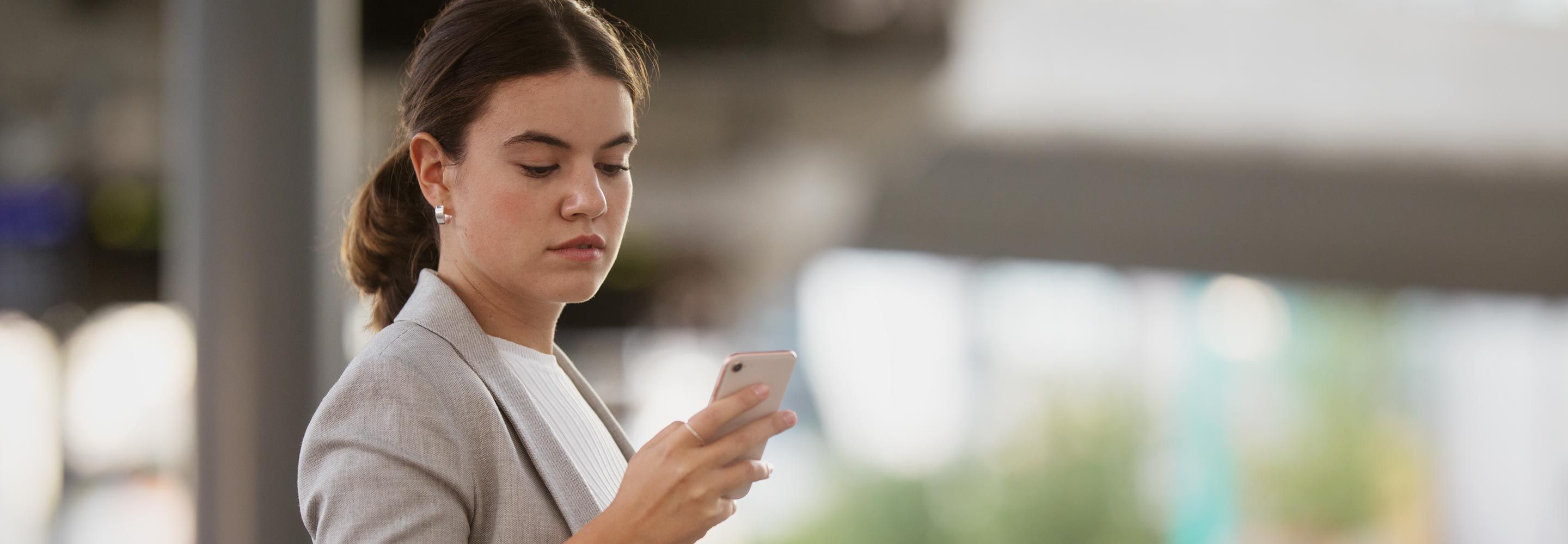 Kvinne med en mobiltelefon