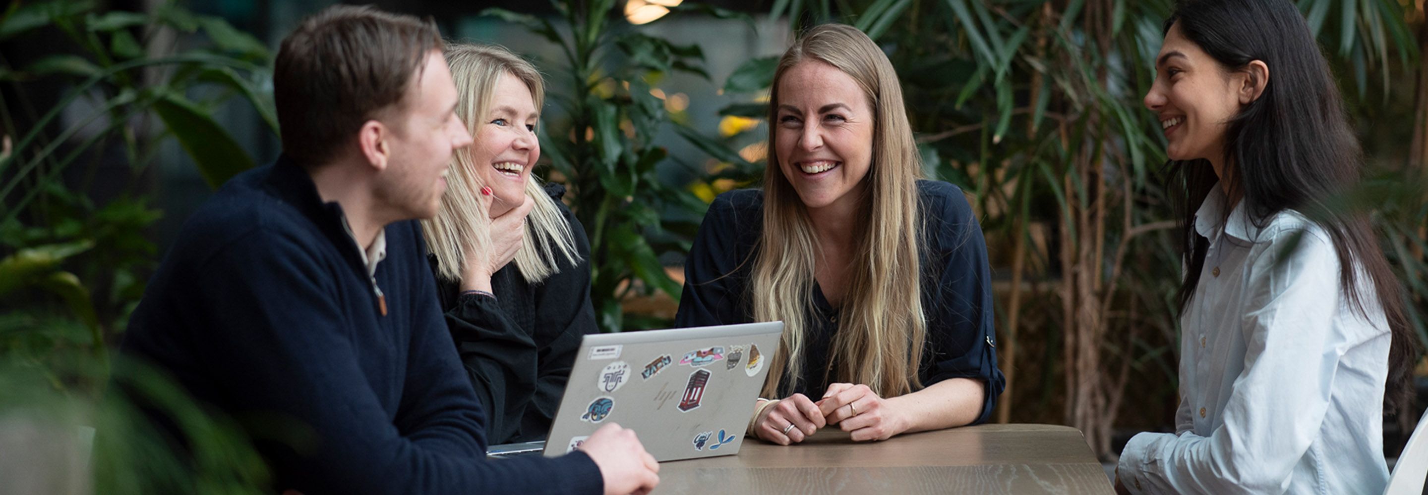 Annette Karlstad går inn en lederrolle og har gode kollegaer rundt seg på jobb. 