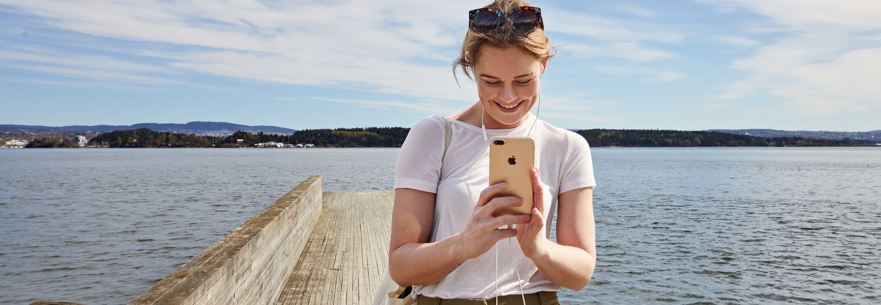 kvinne på mobil som handler i nettbutikken