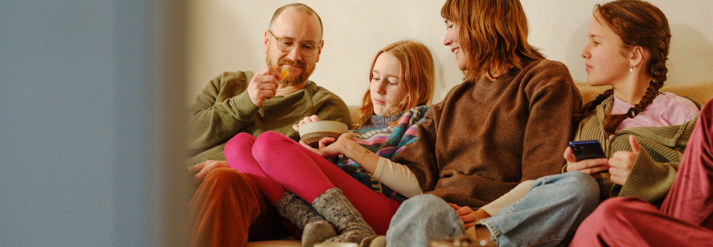 Mann som ser på mobil