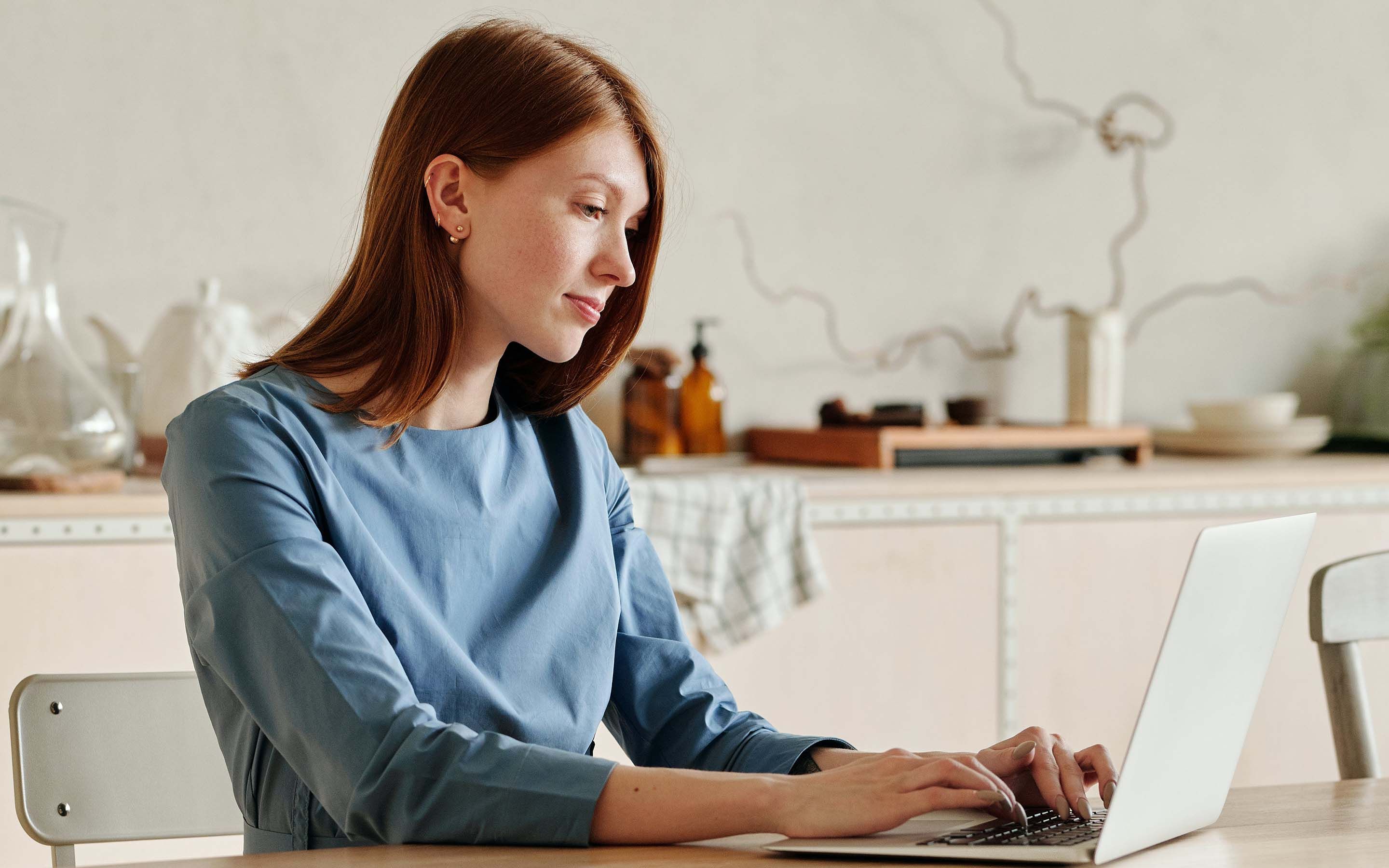 Jente leser svindel e-post på laptop