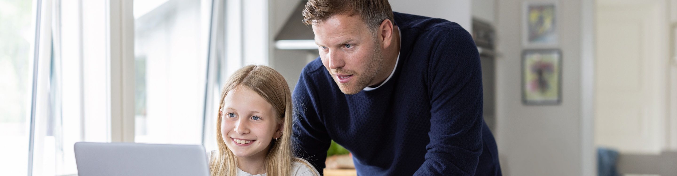 Dame ser på en laptop-skjerm bredbånd