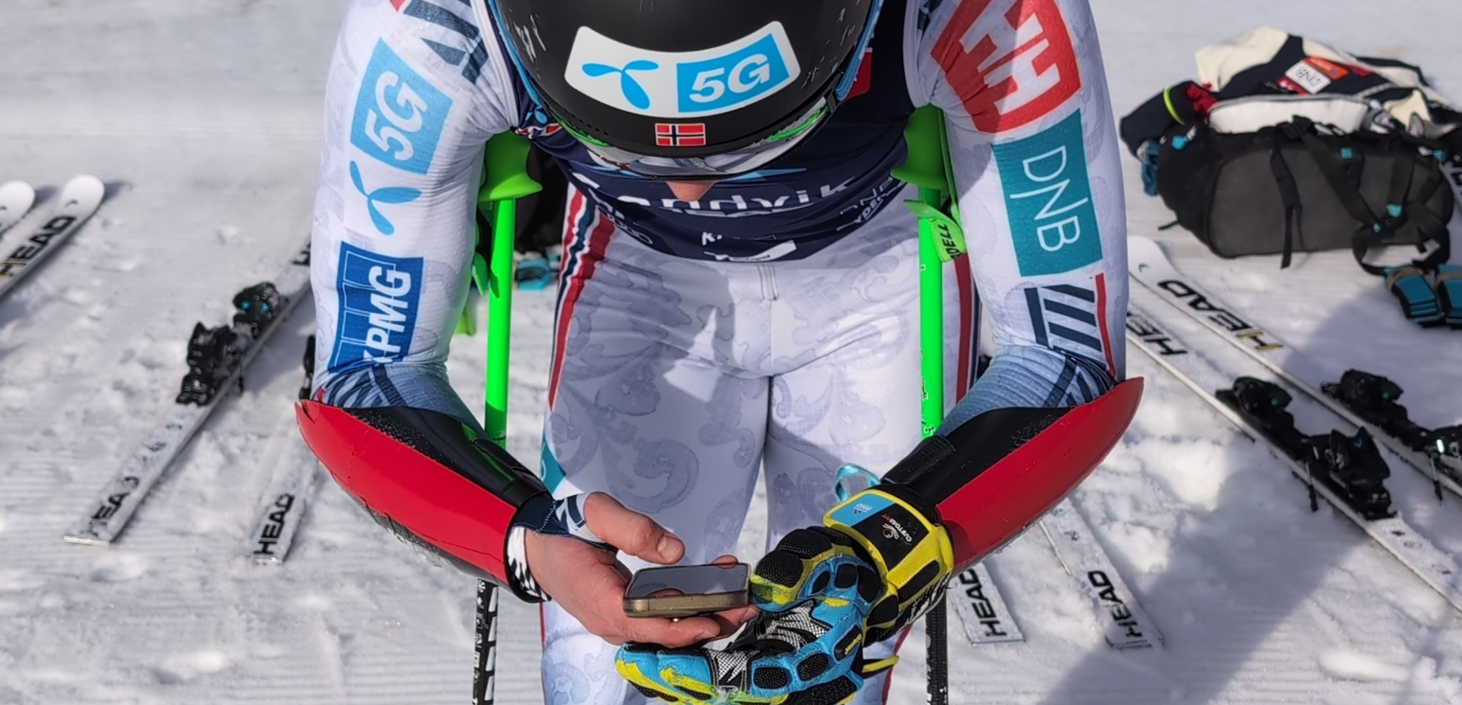 Alpinist sjekker mobilen før renn