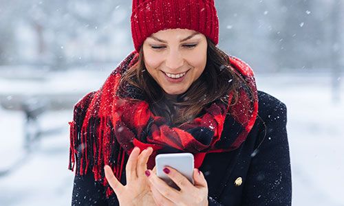 Kvinne med mobiltelefon