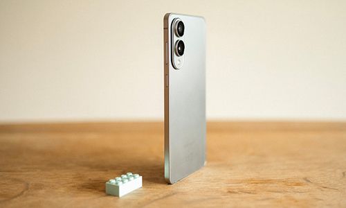 samsung galaxy s25 edge i fargen grå ved siden av en grønn legokloss