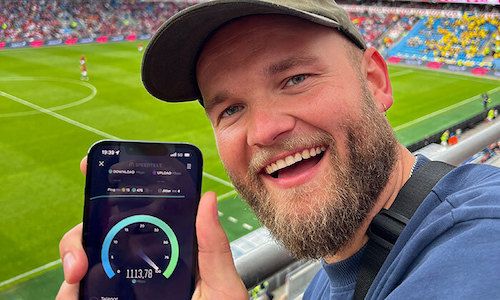 Mann tester 5G-dekningen på et fullsatt Ullevaal stadion