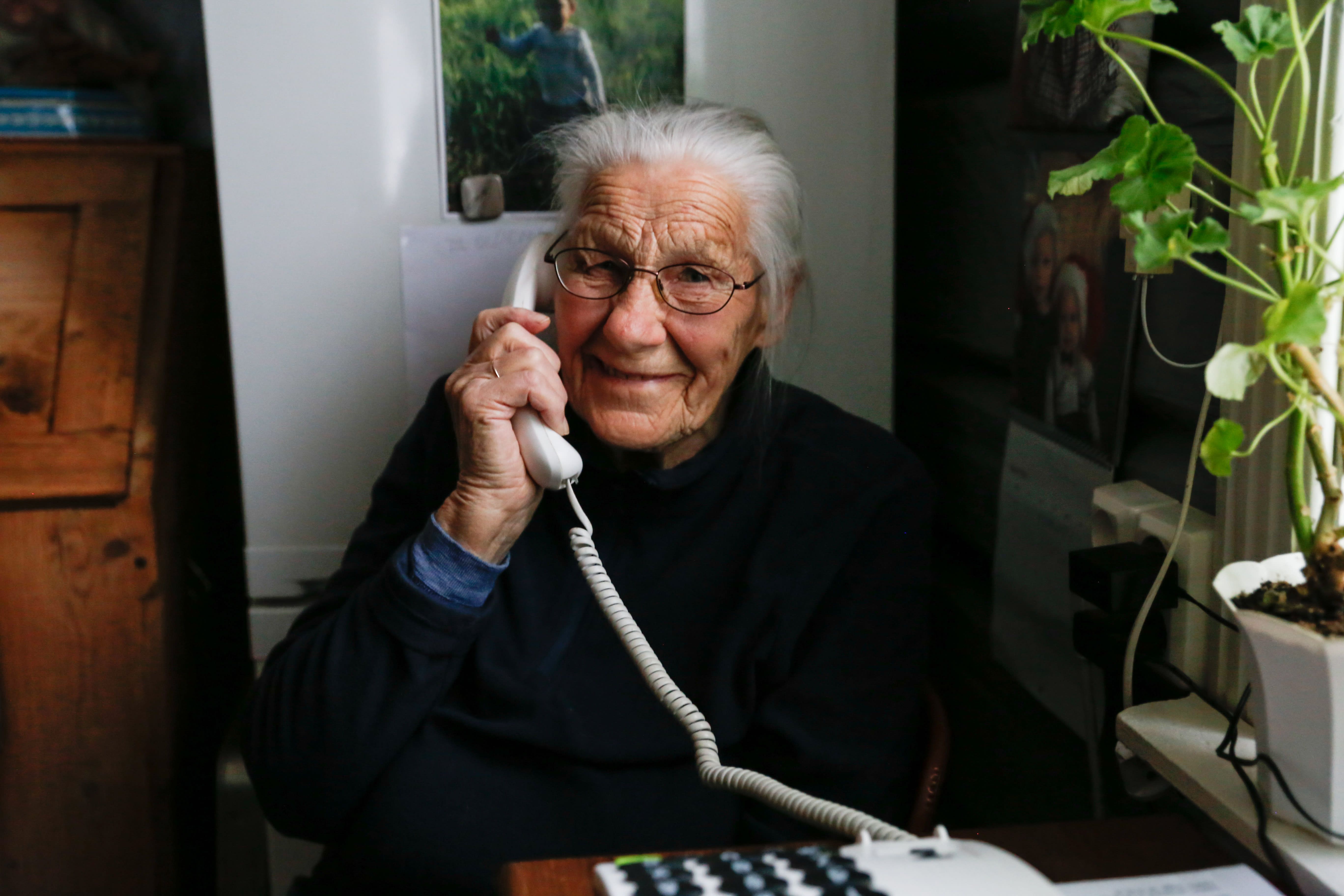 Ruth Solveig Frågodt i Flesberg i Buskerud var den siste fasttelefonkunden igjen på kobbernettet. Hun har nå fått en ny hjemmetelefonløsning over mobilnettet. (Foto: Appolone Jerpseth)