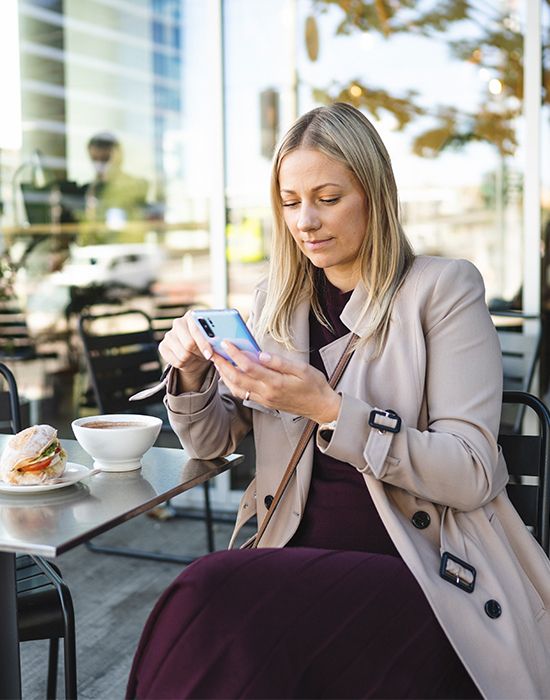 Rasa sitter på kafé og surfer trygt med vpn