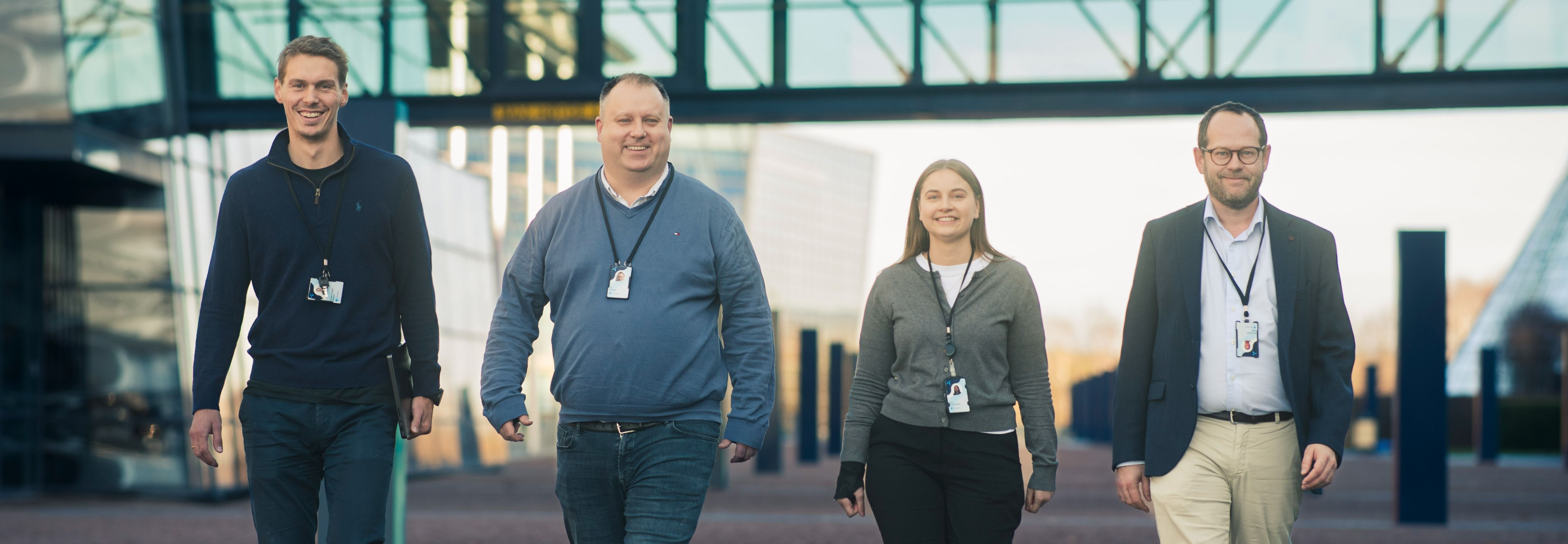 Data engineering i Telenor. Fire kollegaer på torget Telenor Fornebu.