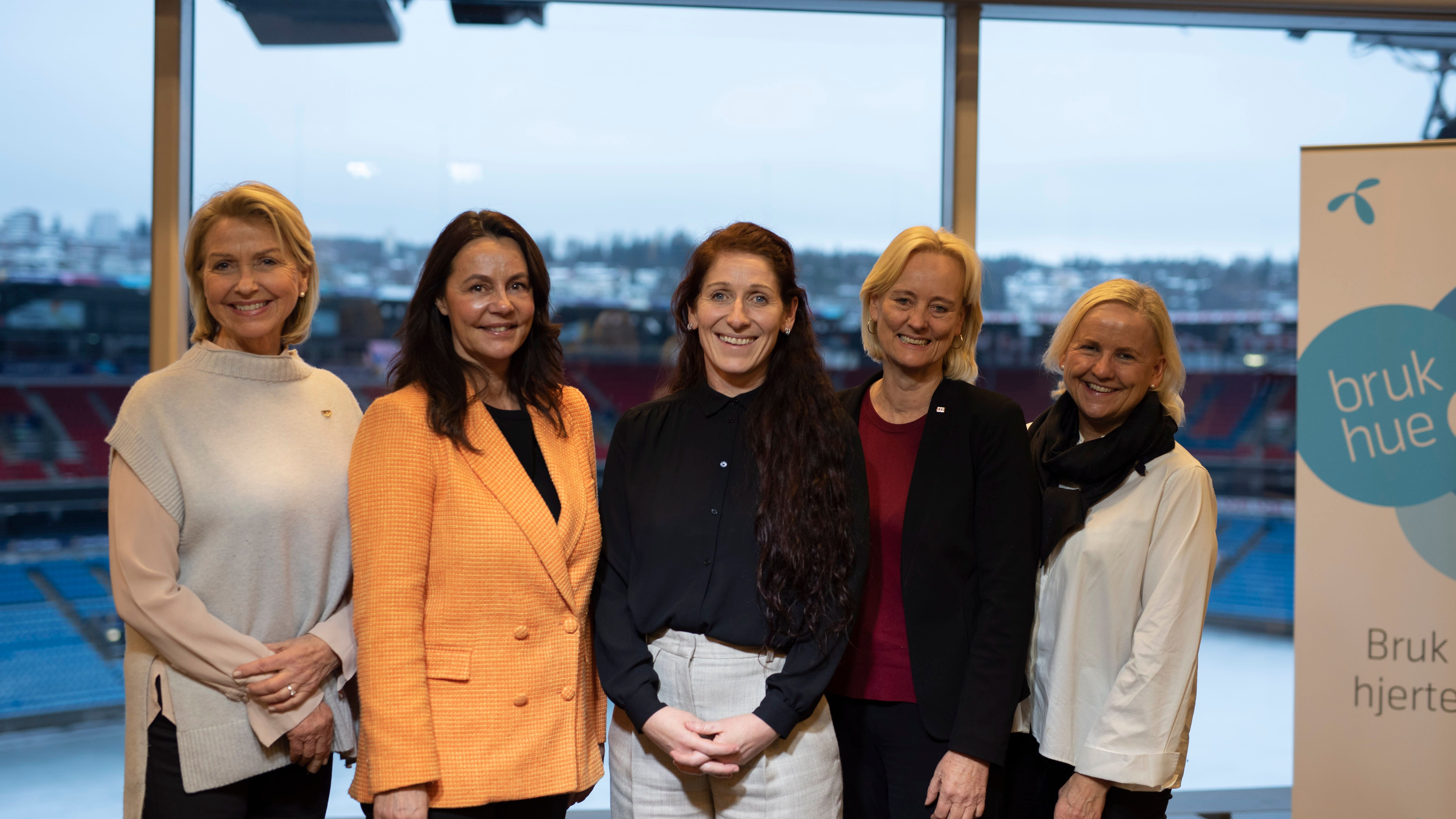 Fra venstre: Berit Kjøll (NIF), Birgitte Engebretsen (Telenor), Lise Klaveness (NFF), Anne Bergh (Røde Kors) og Tove Moe Dyrhaug (NSF). Foto: Martin Fjellanger