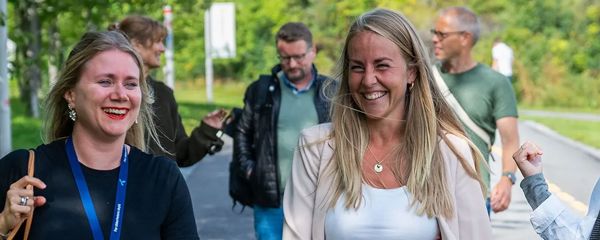 Personer går sammen i et grønt uteområde