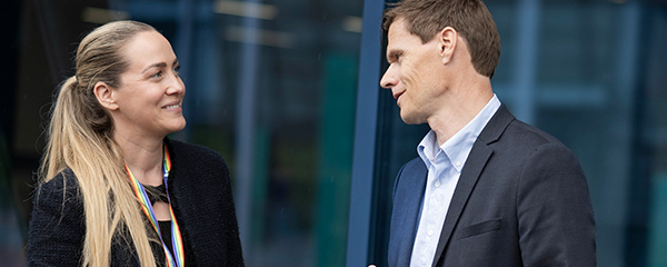 Ingrid Ringnes og Thomas Nore i samtale på Fornebu