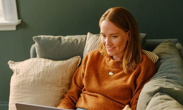 Kvinne i sofa med PC